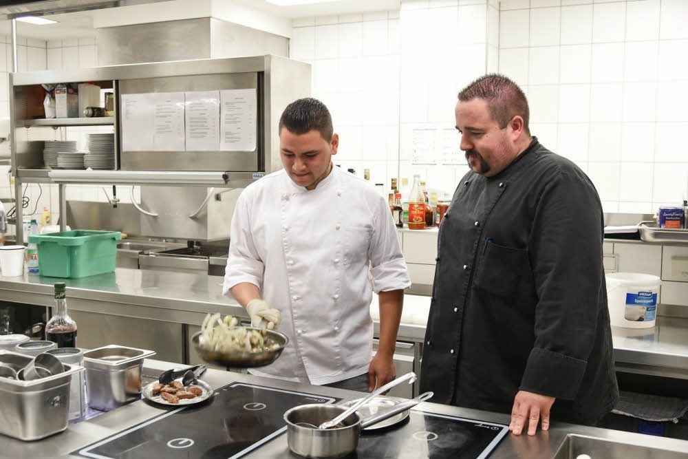 Christian Höfs, Chefkoch im Naumburger Hotel „Zur Alten Schmiede“, hält große Stücke auf Ayman Dalloul (links).