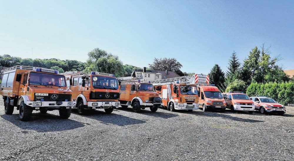 Die Fahrzeuge der Hettstedter Feuerwehr stehen auf dem Areal des künftigen Gerätehauses in der Obermühlenstraße schon einmal Probe.