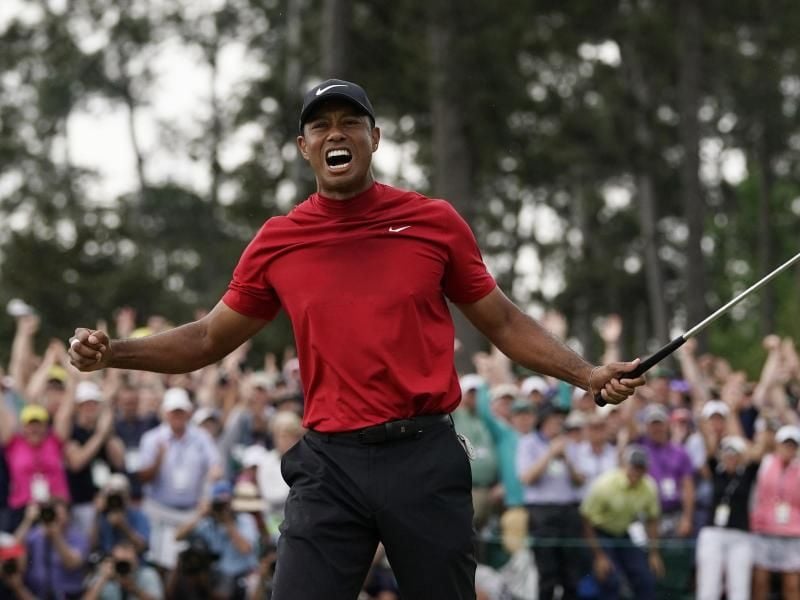 Tiger Woods feiert den Gewinn seines fünften Titels in Augusta. Foto: David J. Phillip/AP/dpa