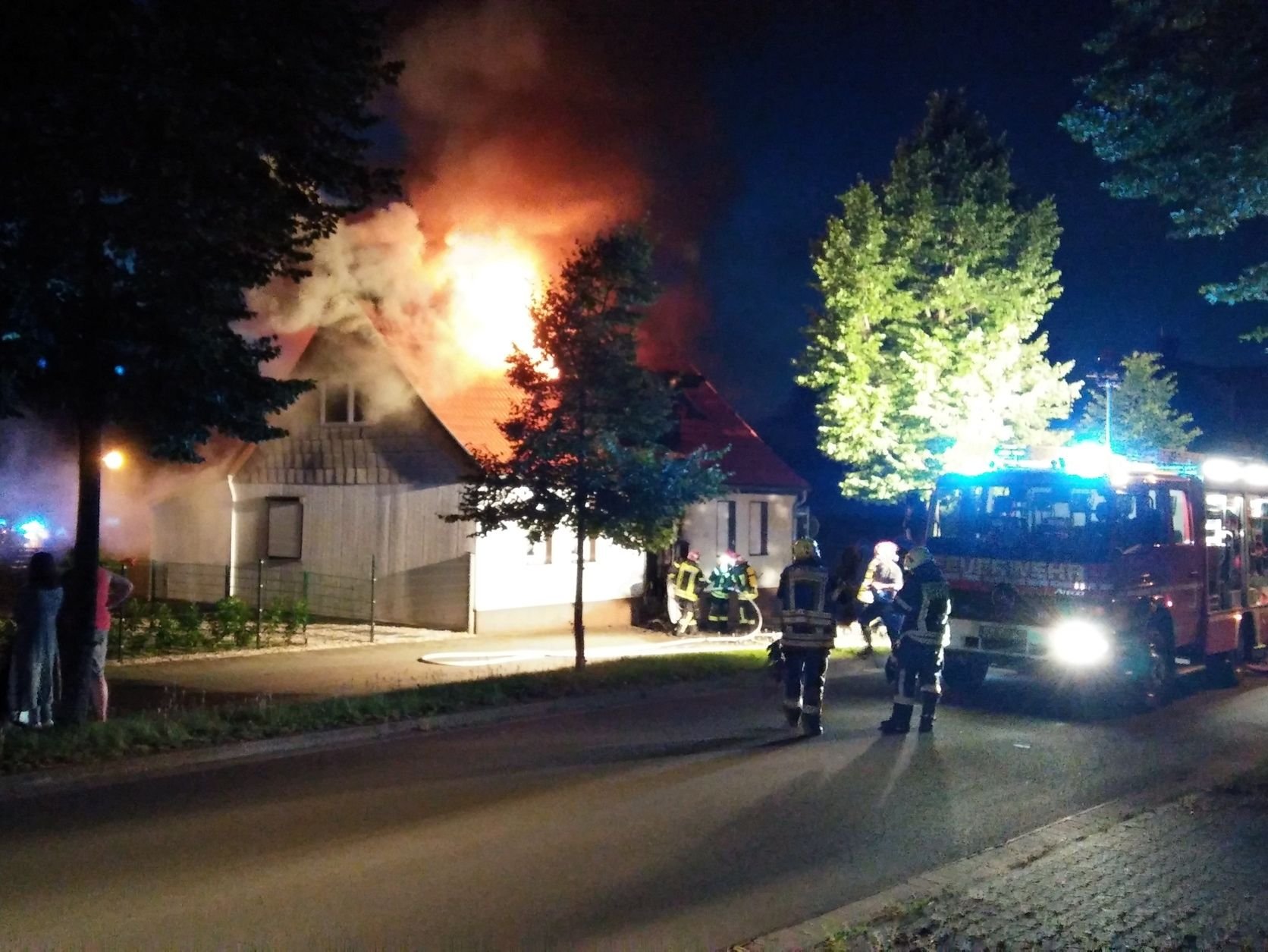 Kurz nach 3 Uhr in der Nacht zu Mittwoch ging der Notruf ein, dass in der Lindenallee in Ballenstedt ein Eigenheim brennt.