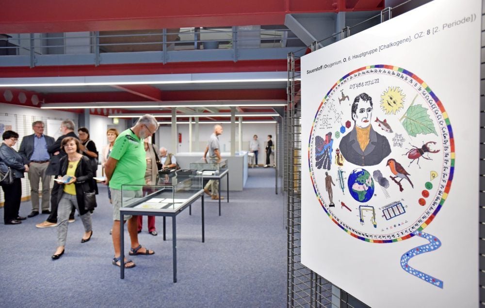 Besucher bei der Eröffnung der Ausstellung.