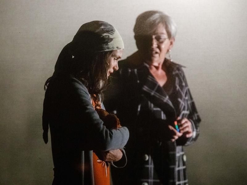 Die Schauspielerin Lisa Hagemeister (l) als Nura Gelajewa spielt mit Katherine Seifert als Natalia Iwanowa. Foto: Markus Scholz