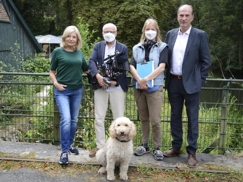 Sabine Postel (l-r, Isa von Brede), Michael Tötter (Kamera), Bettina Schoeller-Bouju (Regie) und Herbert Knaup (Markus Gellert) beim Drehstart für „Die Kanzlei - Springflut”. Foto: Sabine Rösing/NDR/ARD Degeto/dpa