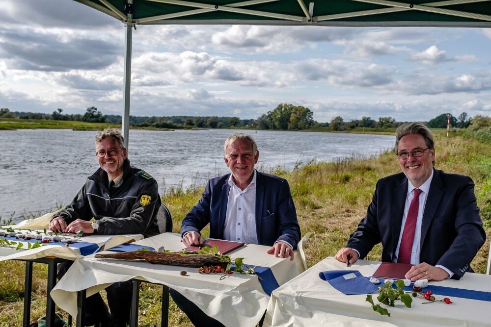 Bundesforstchef Brinkmann, Staatssekretär Flasbarth und BImA-Vorstand Fietz bei der Unterzeichnung der Rahmenvereinbarung