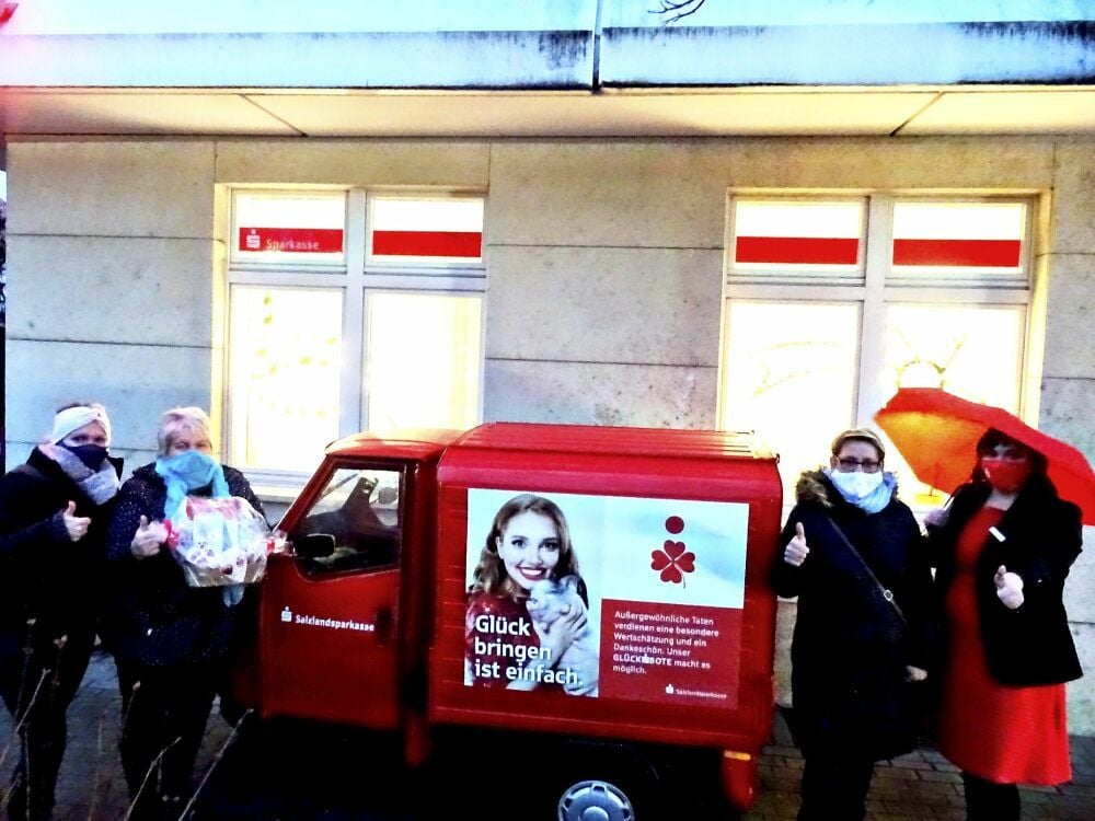 Melanie und Ines Prippe sowie Anja Reiche haben von Sarah Springborn von der Sparkasse (v.l.n.r.) ein Dankeschön für ihre ehrenamtliche Arbeit in Hoym bekommen - und waren völlig überrascht.
