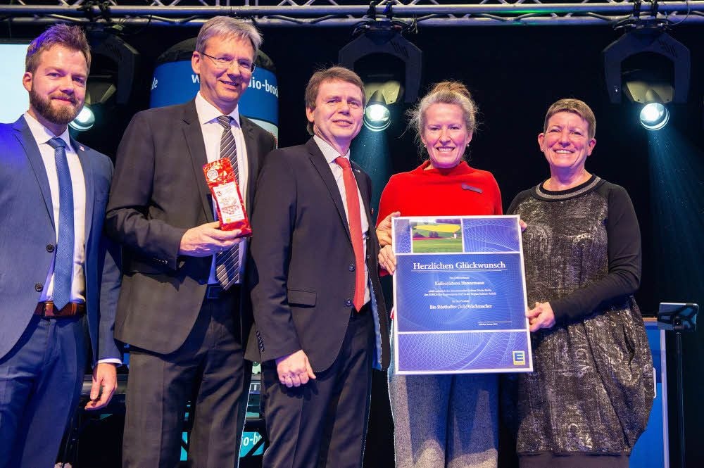 Neue Ehrung: Torsten Vogel und Antje Fuchs (Mitte) von der Köthener Kaffeerösterei Hannemann bekommen auf der Grünen Woche in Berlin den Edeka-Bio-Regionalpreis für ihren (Sch)Wachmacher, eine Mischung mit 50 Prozent entkoffeiniertem Kaffee. Die Regionalmarke wäre für den Betrieb ein weiteres Marketinginstrument.