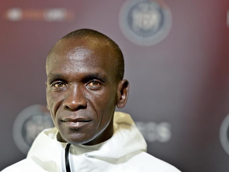 Will in Wien in die Marathon-Geschichtsbücher laufen: Eliud Kipchoge. Foto: Herbert Neubauer/APA/dpa