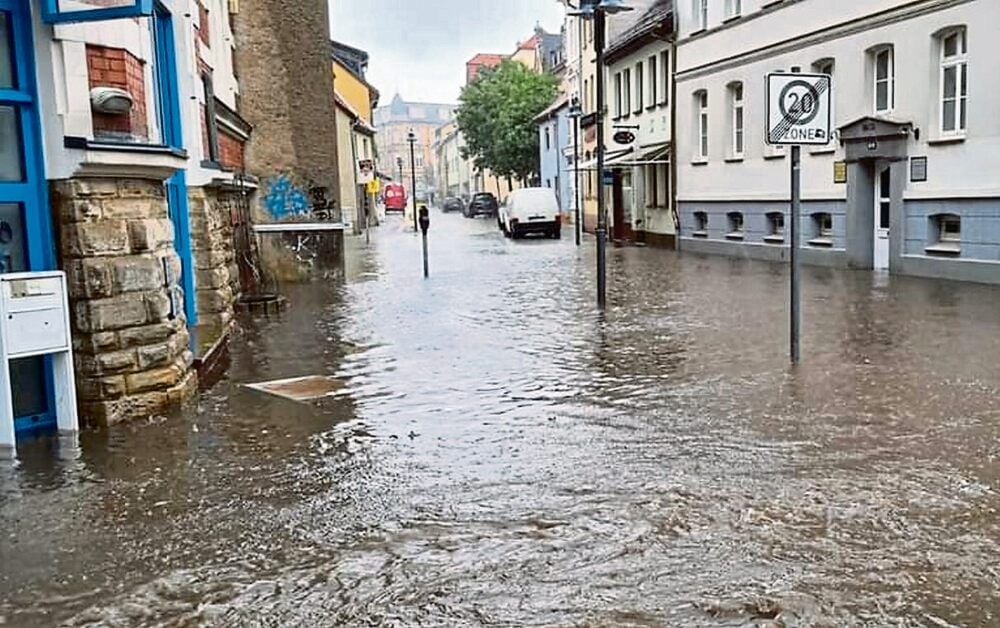 Die Bahnhofstraße stand am Montag zeitweise unter Wasser.