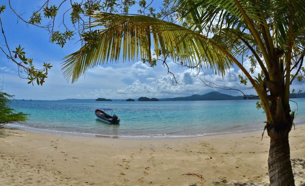 Blick auf einen Traumstrand am Meer