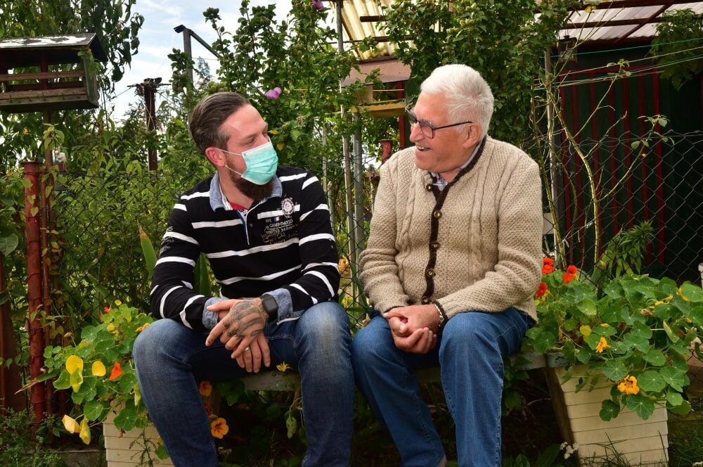 Martin Dornburg und Horst Fischer beim Nachmittagsplausch auf der Lieblingsbank Fischers.