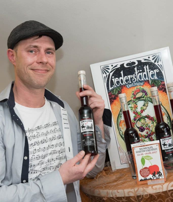 Der Liederstädter Christian Hodel hat den „Naumburger Kirschfestlikör“ produziert und verkauft ihn nun unter anderem in der Tourist-Information am Markt.