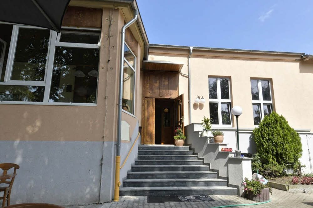 Die Tür des Italieners in der Rehsumpfstraße 1 ist weit geöffnet.