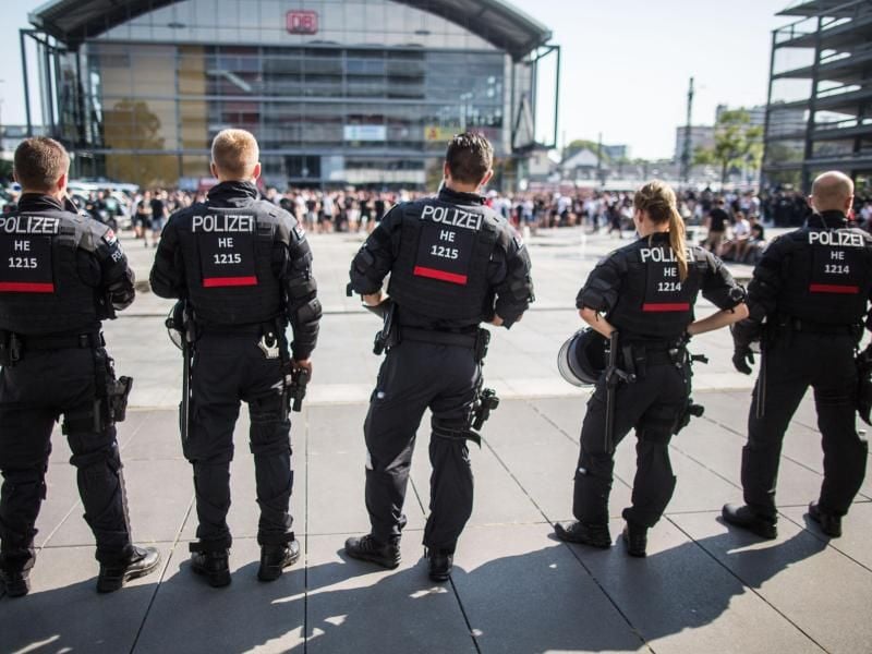 Die Kosten der Polizeieinsätze bei Hochrisikospielen sollen künftig aus einem Fonds beglichen werden. Foto: Frank Rumpenhorst