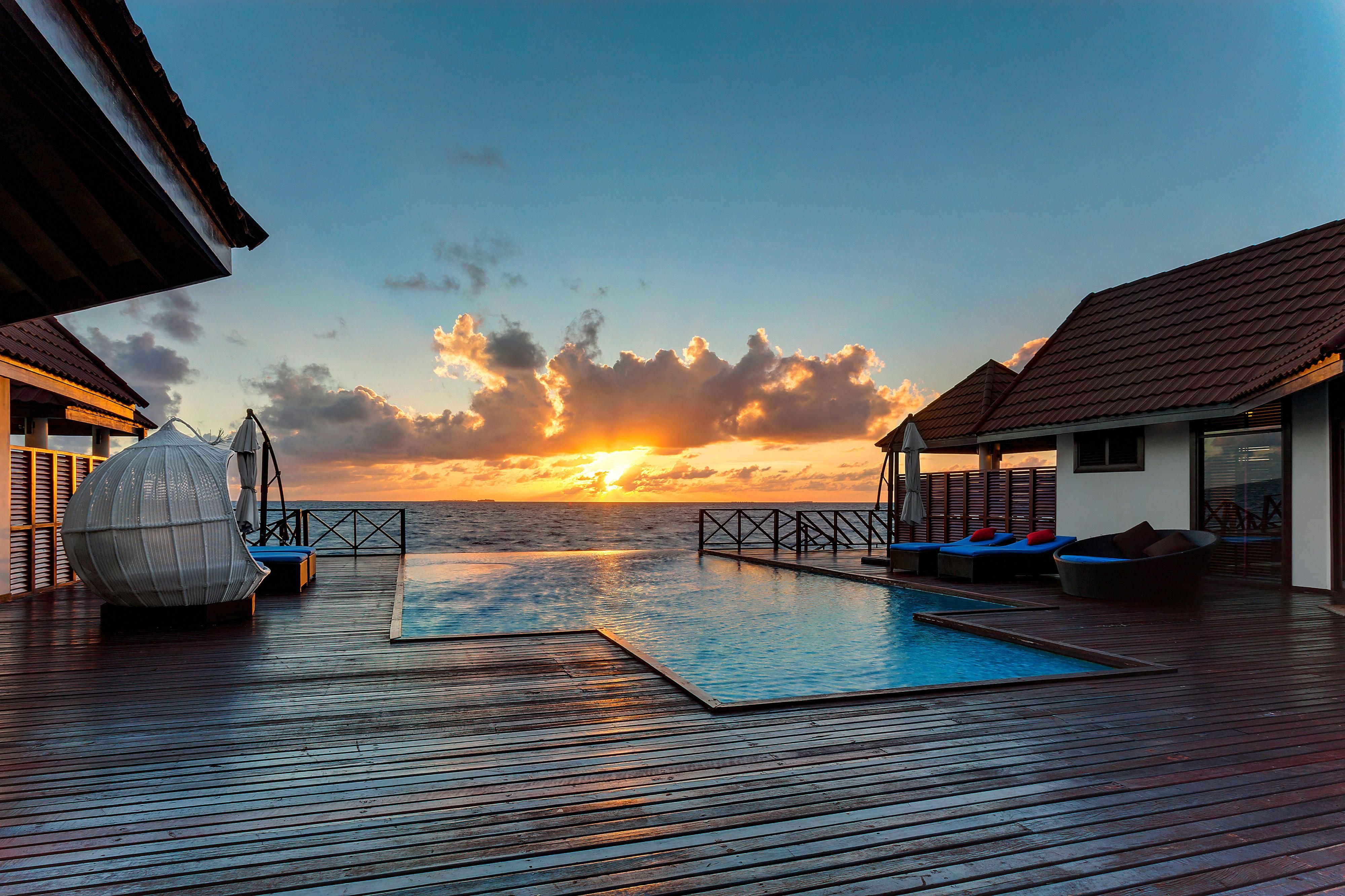 Einen privaten Infinity Pool können die Gäste des Robinson-Clubs Huvadhu auf den Malediven genießen - mit Blick auf den Ozean.