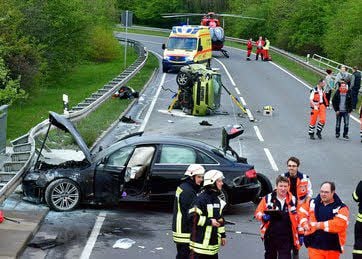 Zwei Verletzte wurden mit Rettungshubschraubern in umliegende Krankenhäuser gebracht.