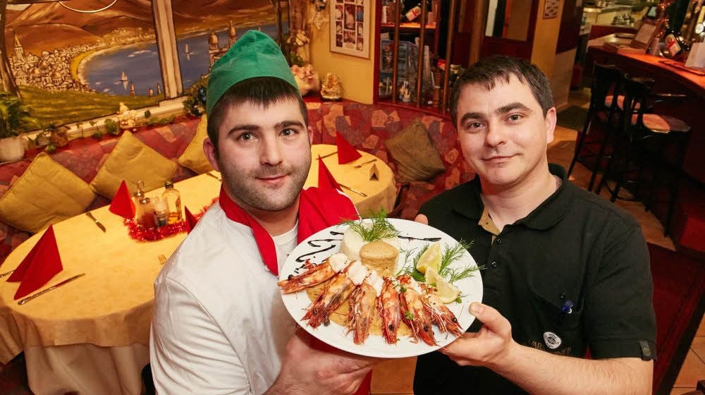 Giuliano (rechts) und Marius Maftei präsentieren „Rote Garnelen in Steinpilzsauce an Butterreis“.