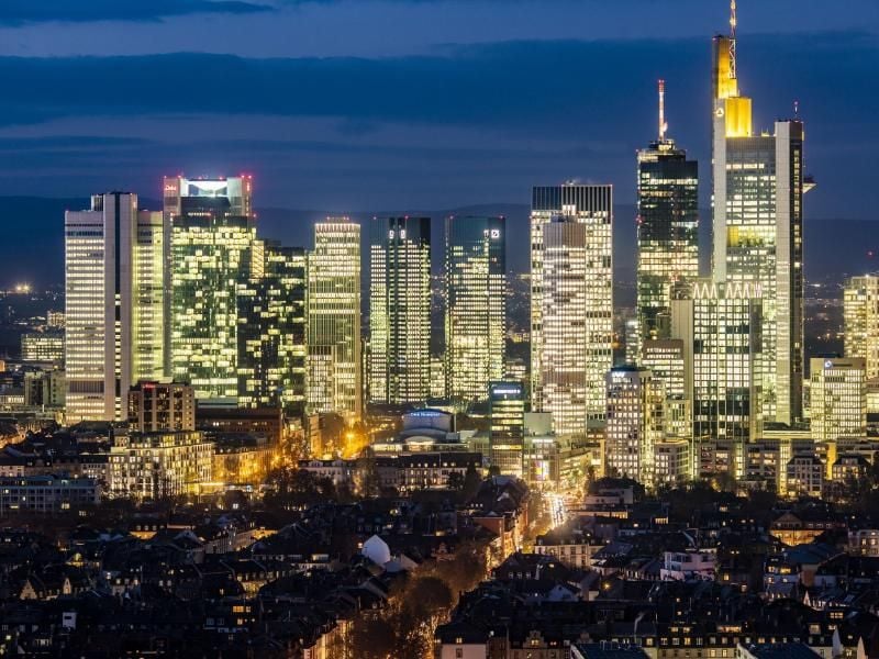 Blick über die Frankfurter Skyline in der Abenddämmerung. Foto: Frank Rumpenhorst/dpa/Archivbild