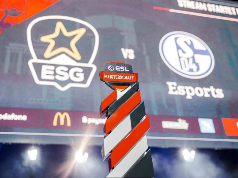 Die Trophäe der ESL Meisterschaft auf der Gamescom 2019. Foto: Simon Howar/ESL/dpa