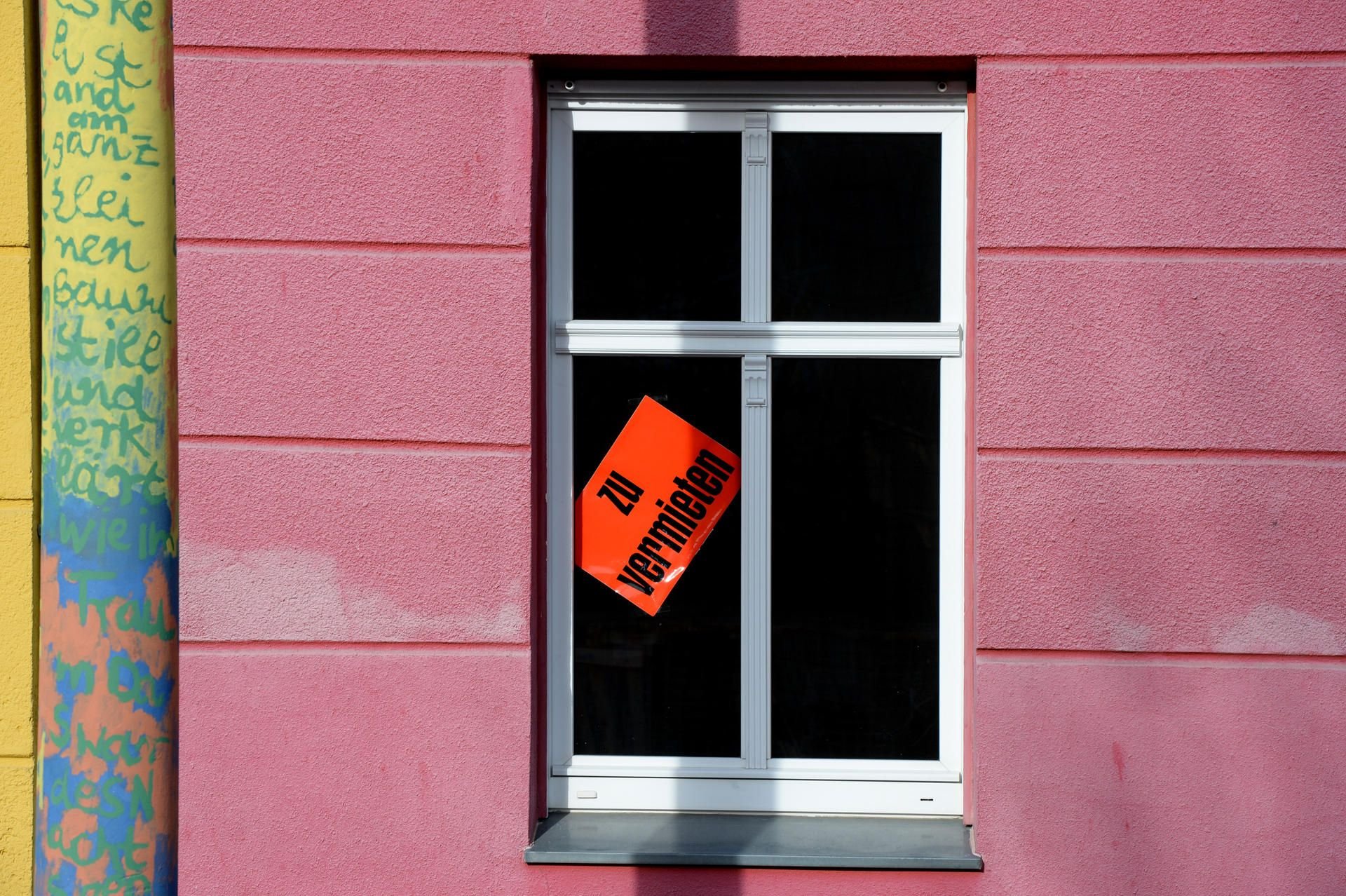 Eine Wohnung wird in einem Haus zur Miete angeboten.