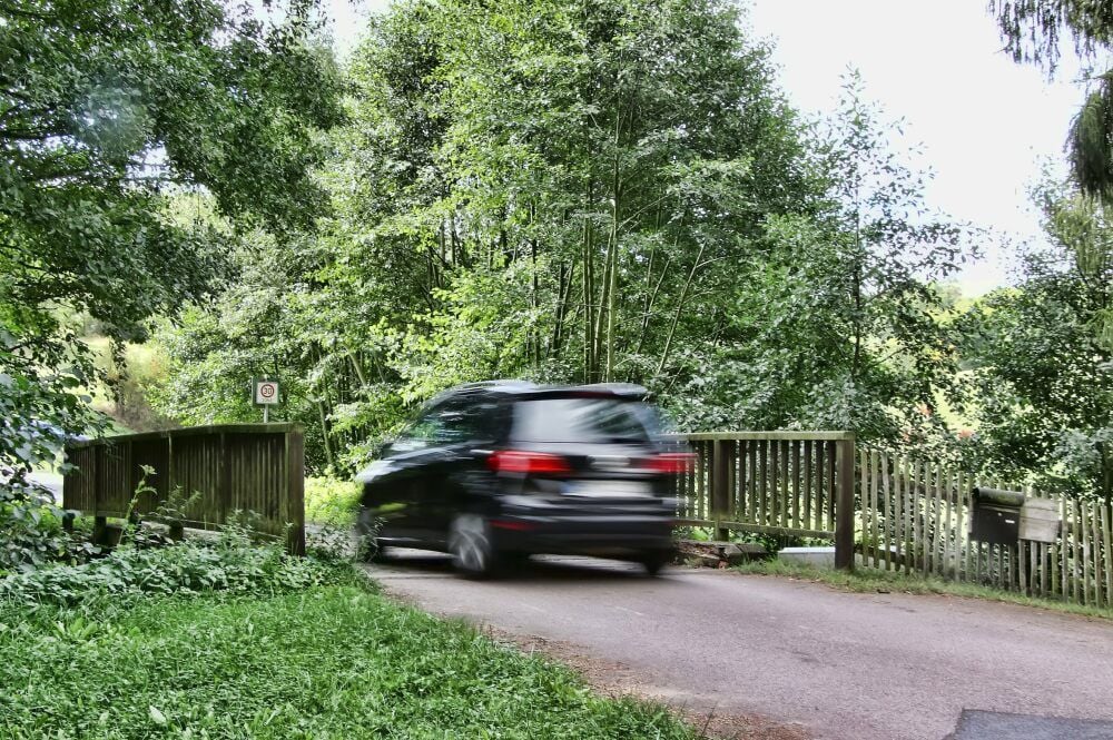 Die Holzbalken über der Brücke sind zum Teil schon sehr marode.