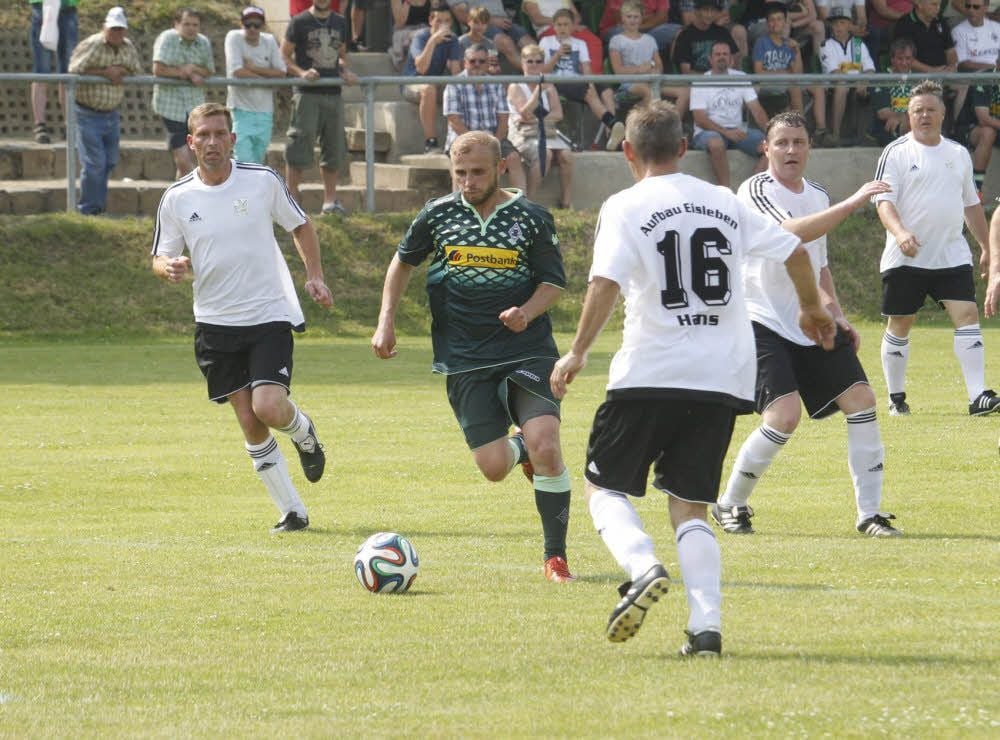 In der Partie konnten die ehemaligen Bundesliga-Profis (grüne Trikots) nur schwer vom Ball getrennt werden.