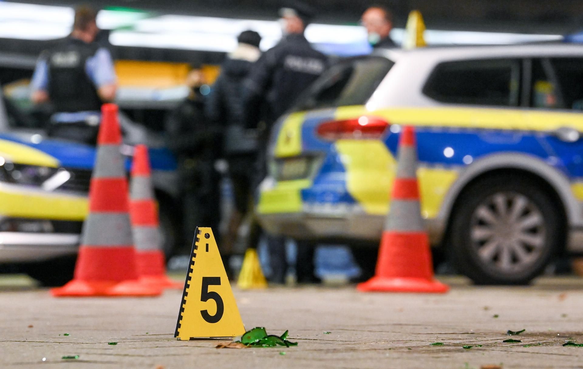 Die Polizei sichert einen Tatort vor dem Hauptbahnhof. Bei der Auseinandersetzung mit mehreren Beteiligten sei eine Person tödlich verletzt worden, zudem gebe es eine verletzte Person, sagte eine Polizeisprecherin.