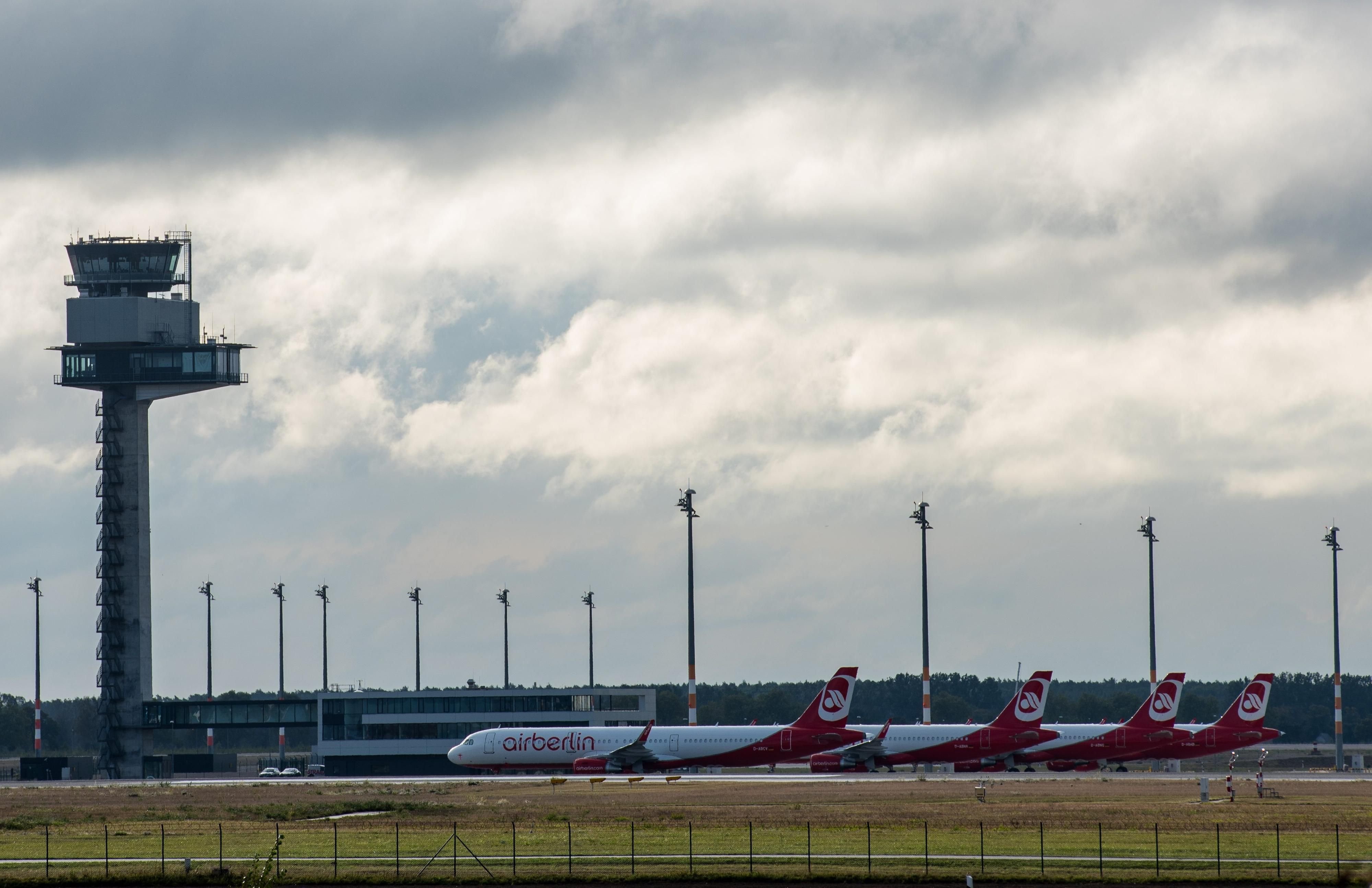Zwei kriselnde Schwergewichte: Eine Airberlin-Maschine am Flughafen BER.