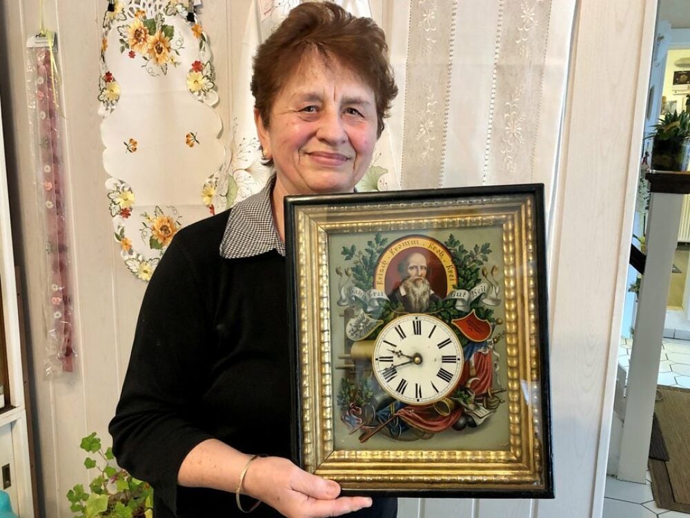 Heidrun Ritschel mit einer Uhr, die Turnvater Jahn zeigt.