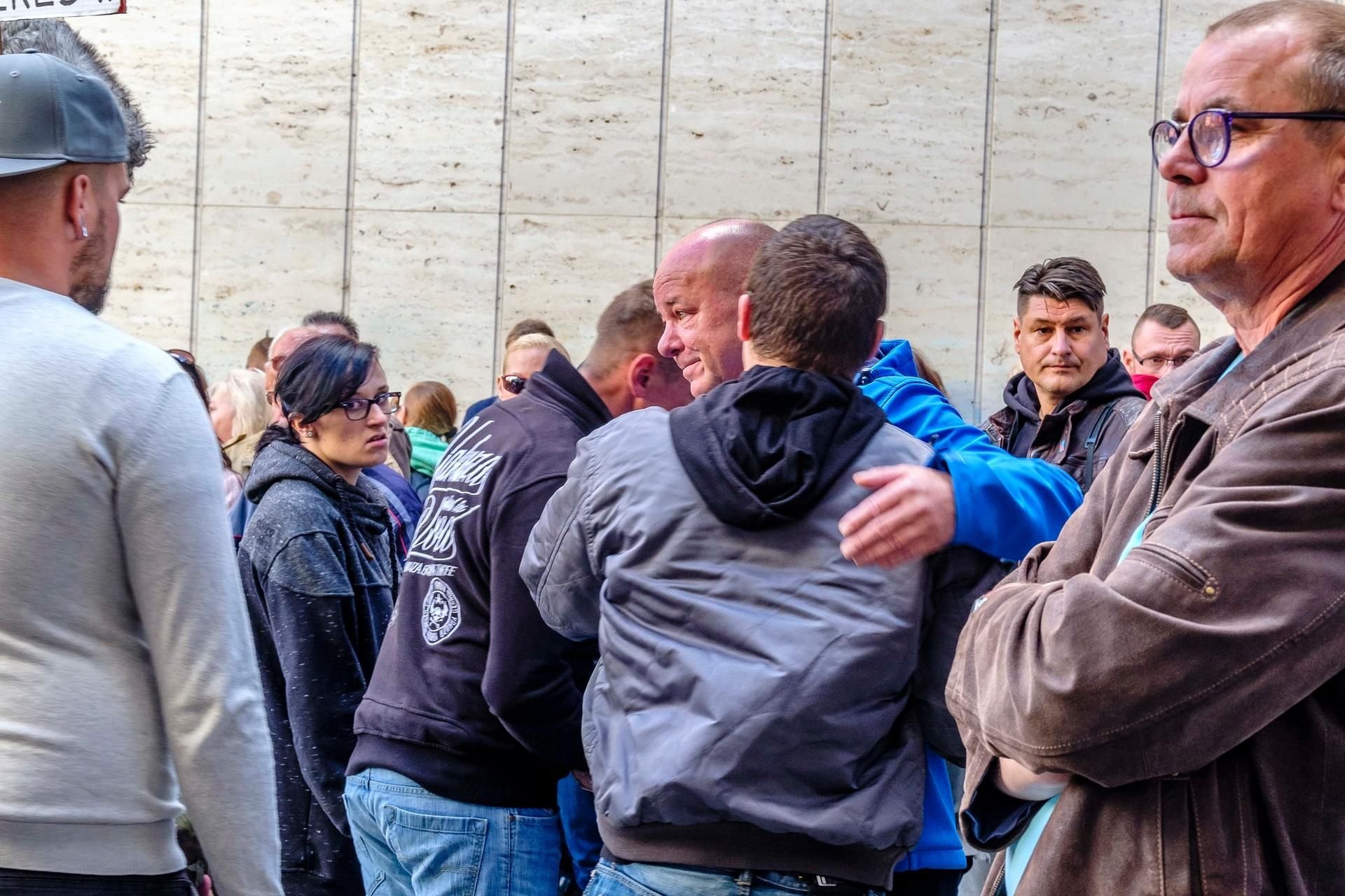 Der Vater des getöten Marcus H. bei einer Demonstration in Wittenberg.