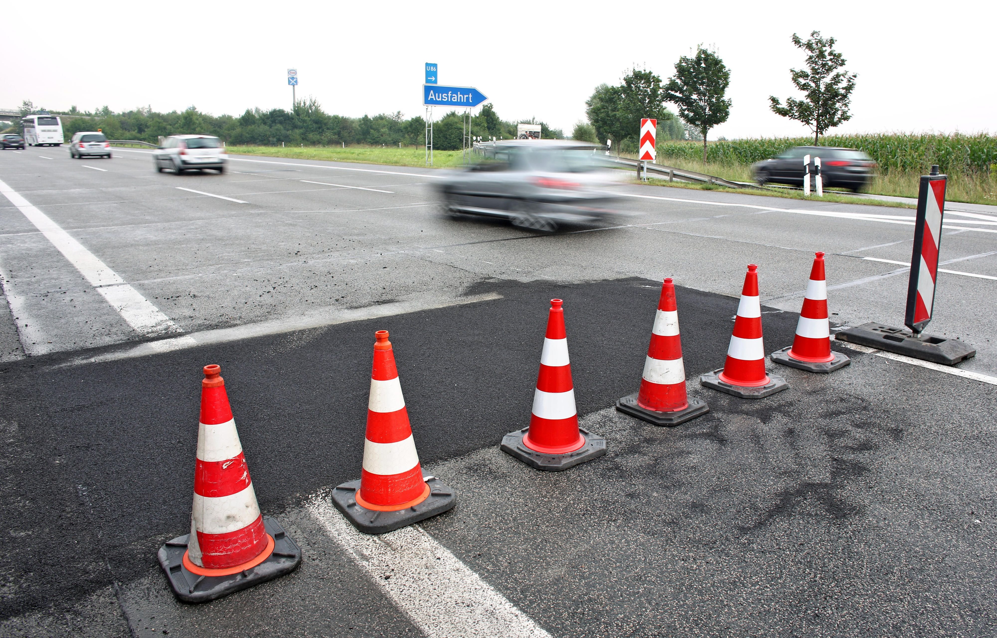 Absperrung wegen Asphaltarbeiten an einer Autobahn