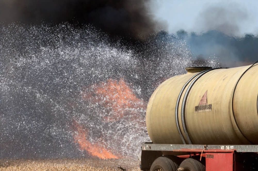 Landwirte unterstützten die Feuerwehren.