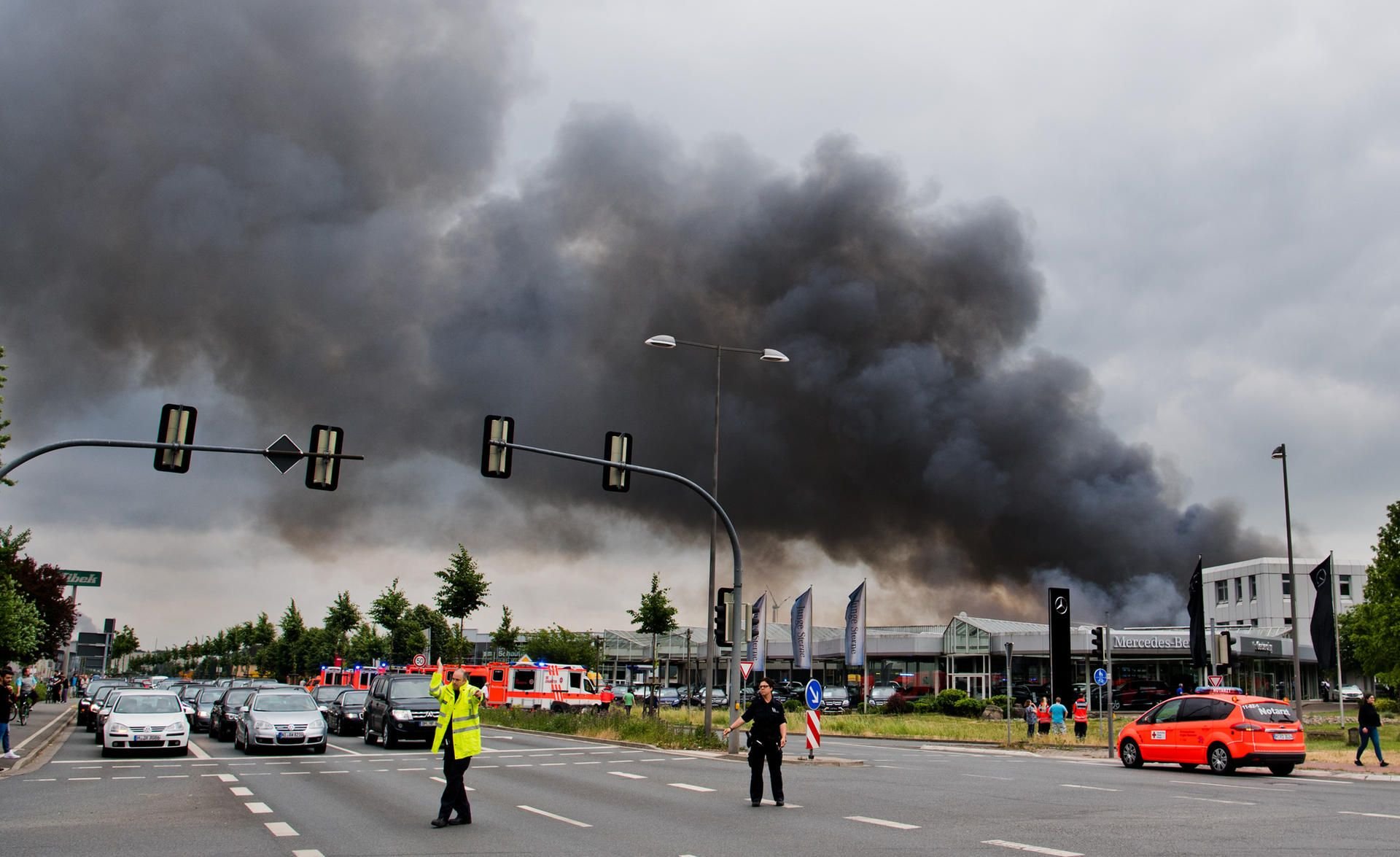 Der Großbrand soll durch Fahrlässigkeit entstanden sein. Die Rauchwolke war weithin zu sehen.