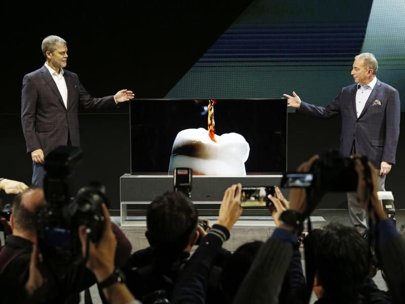 Der „LG Signature OLED TV R” von LG fährt während einer Pressekonferenz in Las Vegas aus seinem Sockel hoch. Foto: John Locher