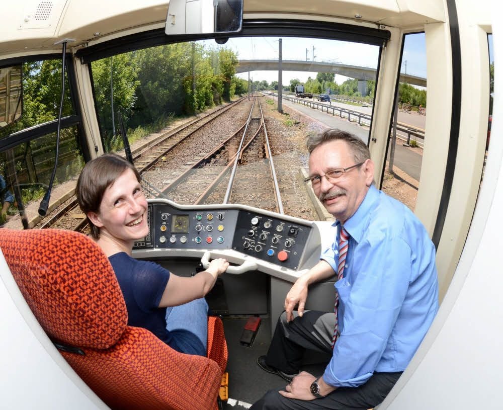 So sieht er aus, der Hebel der Macht (o.). Und so sehen die aus, die noch nicht die perfekten Freunde der Straßenbahn sind (re.).