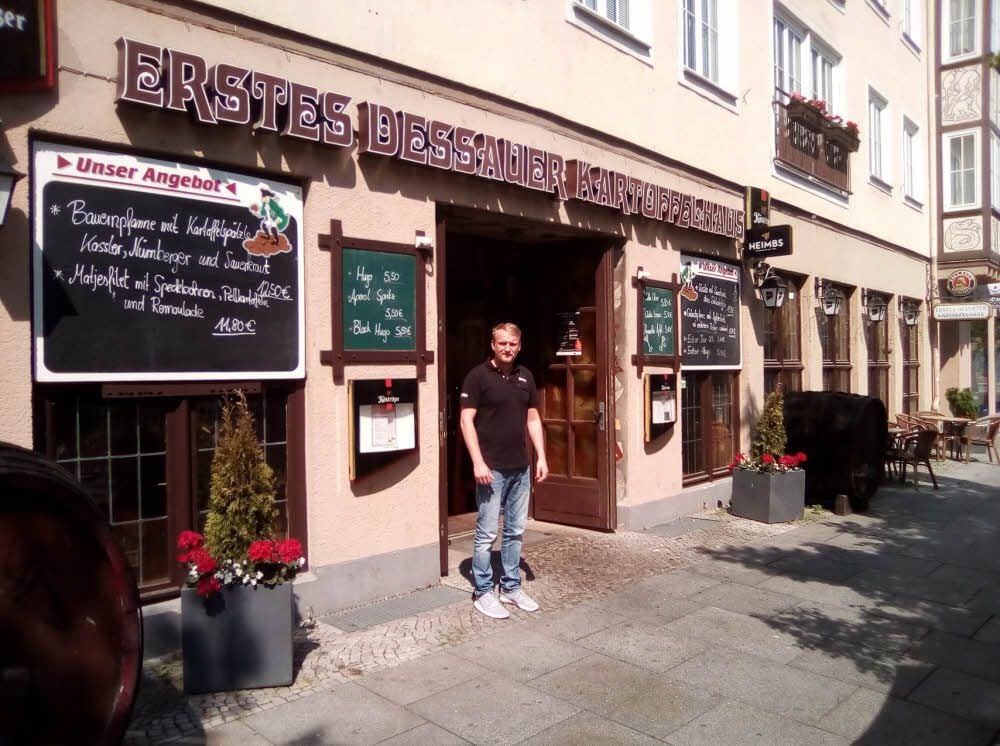 Inhaber Alexander Schulz bietet in der Zerbster Straße unterschiedliche Kartoffelgerichte an, auch ein Biergarten lädt ein.