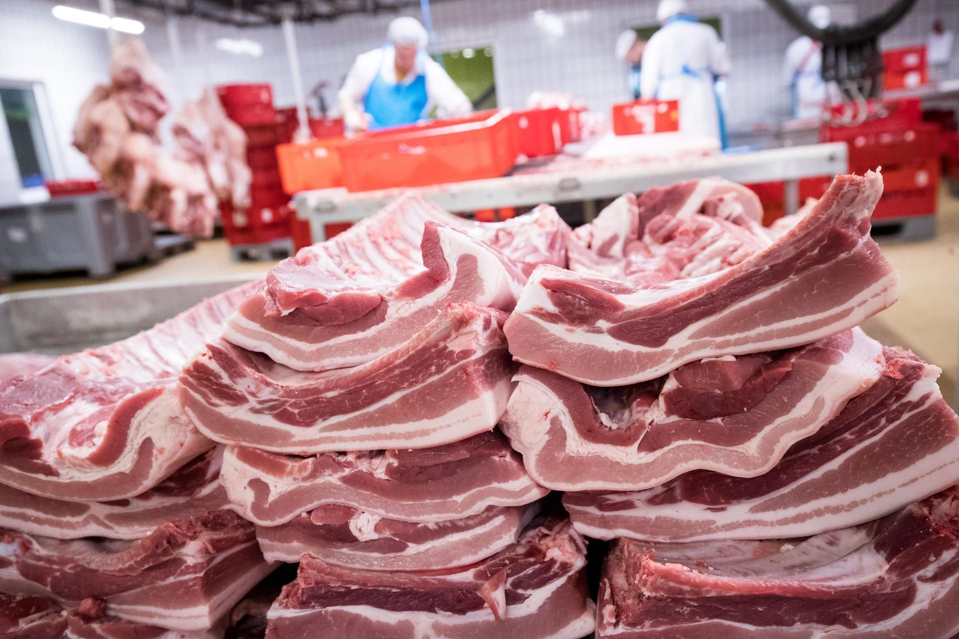 Rippen und Bauchfleisch vom Schwein werden in einem Zerlegebetrieb verarbeitet.