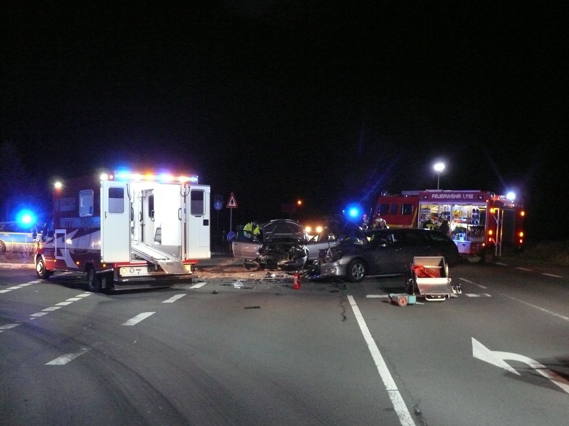 Beide Fahrer wurden von Rettungskräften in ein Krankenhaus gebracht.