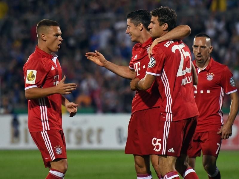 Bayerns Joshua Kimmich (l), Robert Lewandowski (2.v.l.) und Franck Ribéry (r) wären bei einer gelben Karte im Spiel gegen den FC Sevilla von einer Sperre im Halbfinale bedroht. Foto: Hendrik Schmidt