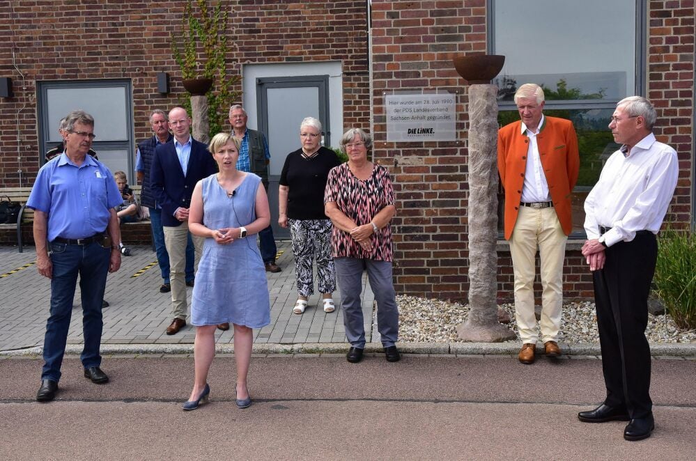 Bei der Einweihung der neue Tafel.