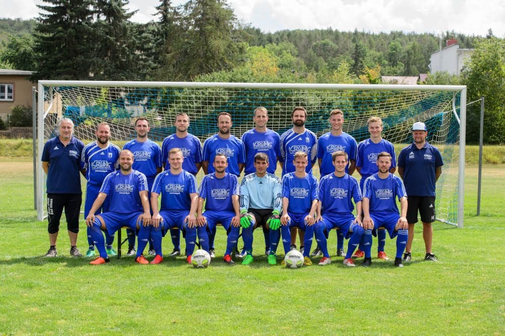Vorjahres-Vizemeister Blau-Weiß Bad Kösen vor der neuen Kreisoberliga-Saison - hinten, v.l.: Betreuer Jörg Stengler, Denny Loos, Konrad Thrömer, Max Ruhm, Florian Schlegel, Christian Ratzka, Martin Breitenbach, Paul Plobner, Lennart Hölzer, Trainer Matthias Große; vorn, v.l.: Oliver Eschrich, Christian Ossig, Kevin Gerber, Tony Stempner, Jonas Porsche, Florian Stengler, Stephan Breitfeld.