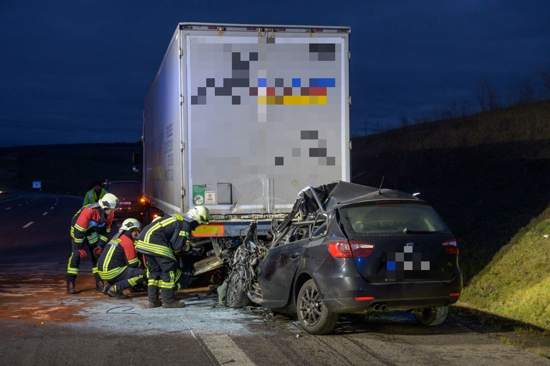 Der Pkw verkeilte sich unter dem Lkw.