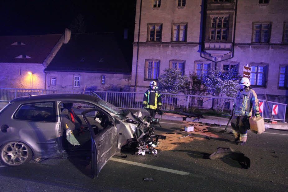 Ein Pkw prallte Freitagnacht in Schulpforte frontal gegen ein Brückengeländer.