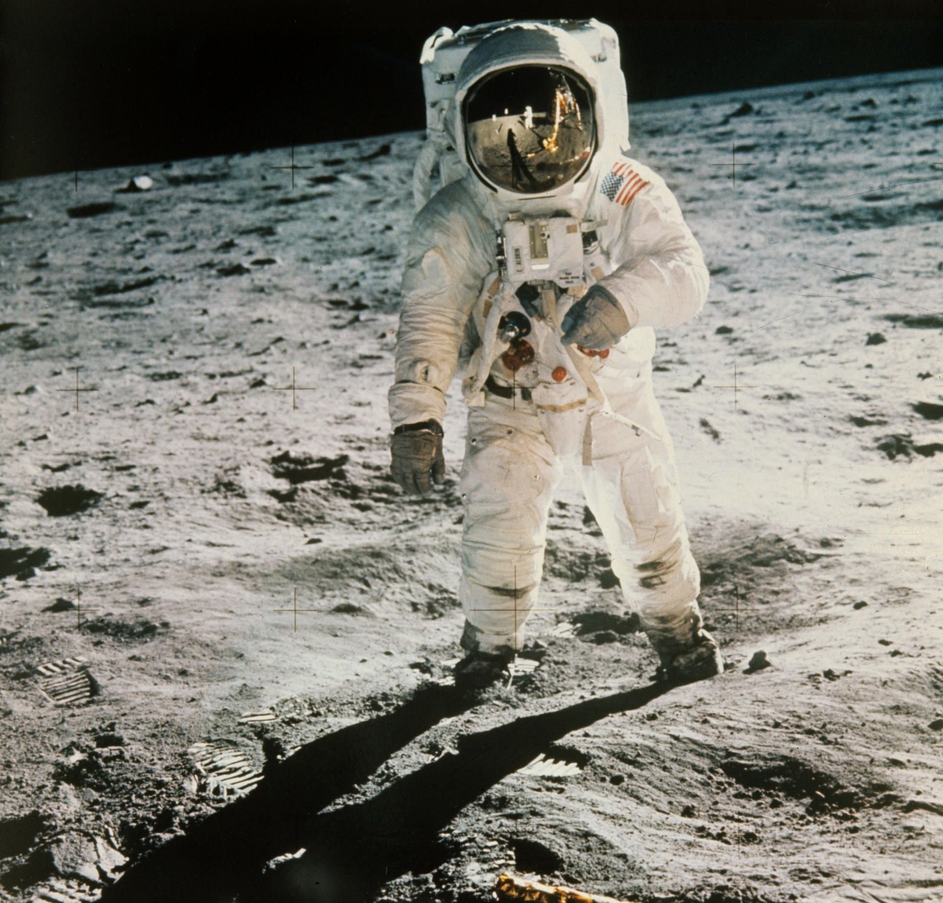 Der US-Astronaut Edwin Aldrin wird von seinem Kollegen Neil Armstrong (im verspiegelten Visier zu erkennen) bei seinen ersten Schritten auf dem Mond fotografiert.
