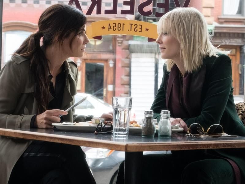 Debbie Ocean (Sandra Bullock, l) trommelt mit ihrer alten Komplizin Lou Miller (Cate Blanchett) eine bunte Frauen-Crew zusammen. Foto: Barry Wetcher/Warner Bros. GmbH