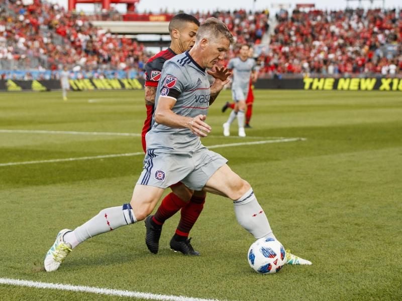 Chicagos Bastian Schweinsteiger (vorne) beim Duell mit Torontos Sebastian Giovinco. Foto: Mark Blinch/The Canadian Press/AP