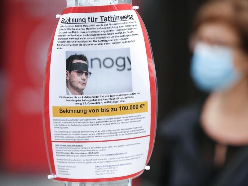 Mit eine Plakat wird in Düsseldorf nach neuen Hinweisen zum Säureangriff auf den Manager Bernhard Günther gesucht. Foto: David Young/dpa