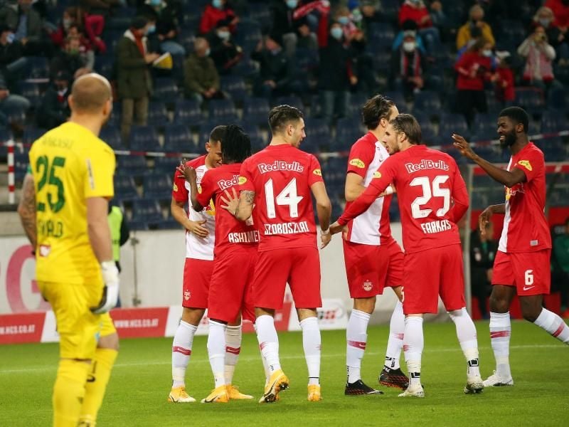Die Spieler von RB Salzburg feiern das erste Tor durch Noah Arinze Okafor. Foto: Daniel Krug/APA/dpa
