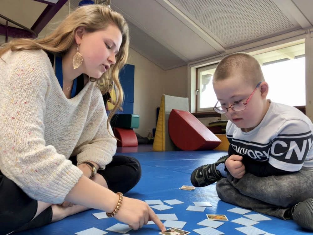 „Er liebt das Spiel“, sagt Integrationshelferin Maxi Schneckenburger, die jeden Tag Memory mit Tim spielt.