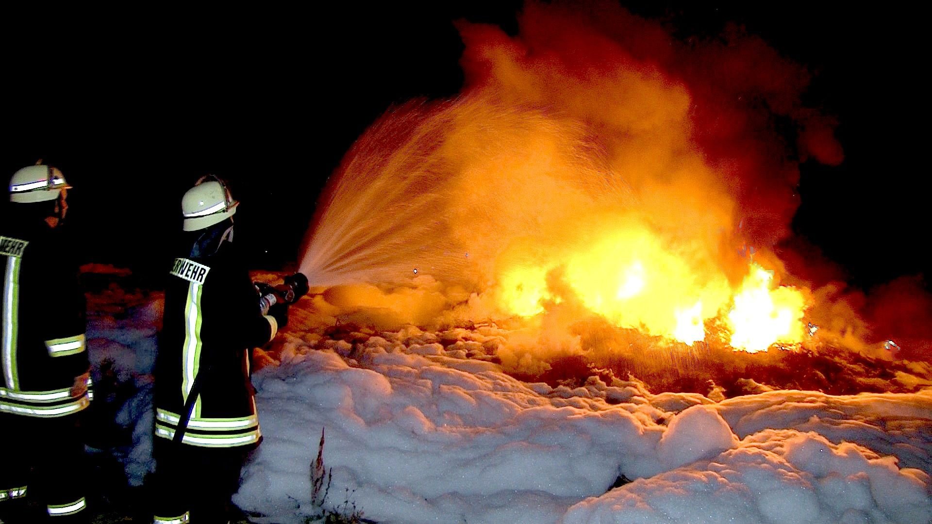 Feuerwehrmänner löschen den Brand in Schönhausen.