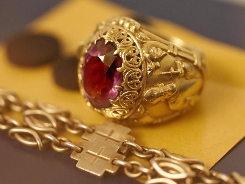 Der Bischofsring des Bischofs Antonius Hilfrich ist im Diözesanmuseum zu sehen. Foto: Thomas Frey